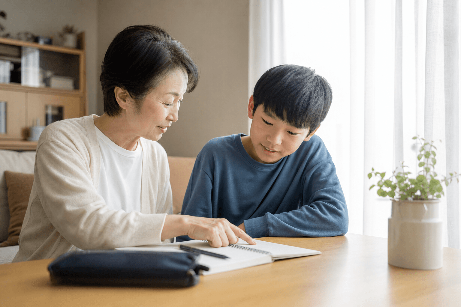 家庭で寄り添いながら勉強を見る先生と生徒